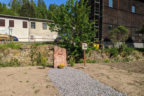 Der Gedenkstein an die Gefallenen des 1. Weltkrieges aus Oberschmiedeberg hat jetzt einen neuen Standplatz neben dem Stationsgebäude erhalten.