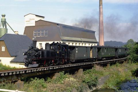 IV K 99 1585-1 passiert mit ihrem Zug das Viadukt in Oberschaar (Sommer 1979).