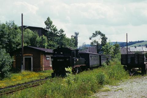 Ein kurzer aus IV K 99 1585-1 und drei Reko-Klassen gebildeter Zug in Fahrtrichtung Wolkenstein am Stationsgebäude Oberschmiedeberg.