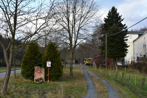 Blick entlang des früheren Gleises in Richtung des Empfangsgebäudes. Links auf dem früheren Gleisbereich der Gedenkstein für im Ersten Weltkrieg gefallene Einwohner von Oberschmiedeberg.