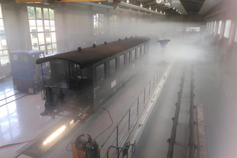 Um einen Brand mit starker Rauchentwicklung in der Halle zu simulieren wurde mit einer Disko-Rauch-Maschine für ordentliche Unsicht gesorgt.