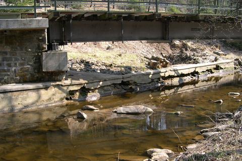 An der Brücke Kilometer 16,2 wurden durch das Aufbrechen der Grabenwand des Kanals zur Wasserkraftanlage Siegel die Widerlagermauern stark beschädigt.