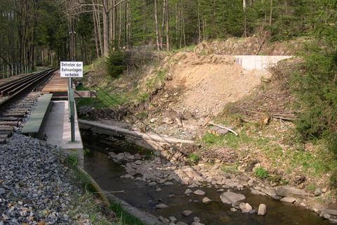 Die Schadenstelle am Damm des Kanals der Wasserkraftanlage auf Höhe der Brücke Km 16,2 aus einer anderen Perspektive.