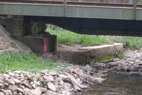 Auch an der Brücke Km 21,4 hat sich durch das Hochwasser vom August 2002 viel Geröll angesammelt, das nun wieder beseitigt werden muß.