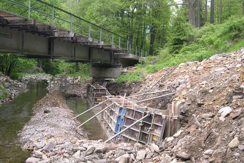 Unterhalb der Brücke wurde im Frühjahr 2004 mit der Sanierung der Hochwasserschäden an der Ufermauer begonnen.