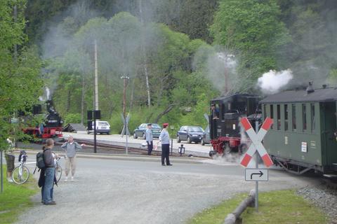 Einfahrt des Zuges in den Bahnhof Schmalzgrube.
