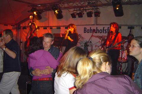 Live-Band zur traditionellen Disko im Festzelt am Lokschuppen Jöhstadt.