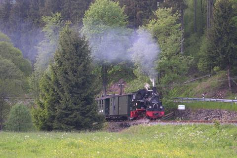 Zug kurz vor dem Hp. Forellenhof in Richtung Jöhstadt.