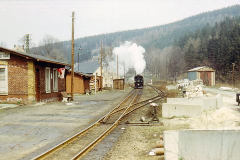 Einfahrt des Personenzuges mit 99 1568-7 in den Bahnhof Schmalzgrube.