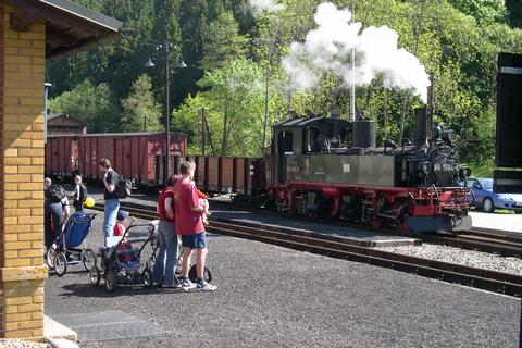 Auch „normale“ Reisende verfolgen den Rangierbetrieb im Bahnhof Schmalzgrube interessiert.