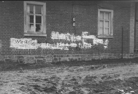 08.05.1987. Die Fassade des Steinbacher Bahnhofgebäudes musste mehrfach für Protestlosungen herhalten.
