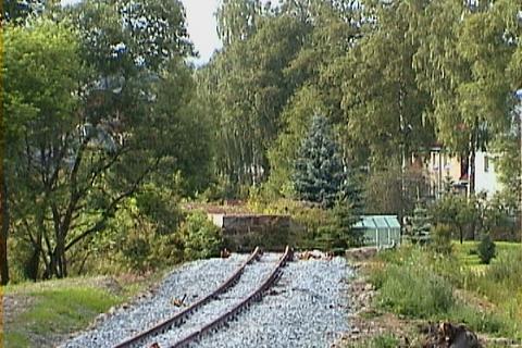 Beim Aufbau der Gleisanlagen des Bahnhofes Steinbach wurde das Gleis bis kurz vor die nächste fehlende Brücke verlegt (Hinweis: Das Bild ist im Original nur in sehr kleiner Auflösung verfügbar. Es wird ersetzt, sobald zur Dokumentation der Situation ein besseres Bild verfügbar ist.)