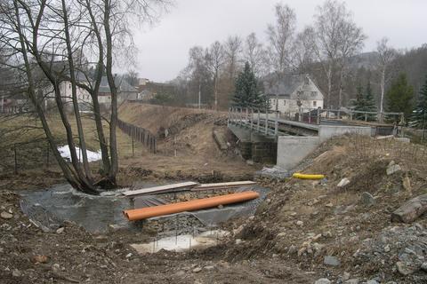 Die Arbeiten am Widerlager der Jöhstädter Seite für die Radwegbrücke haben begonnen.