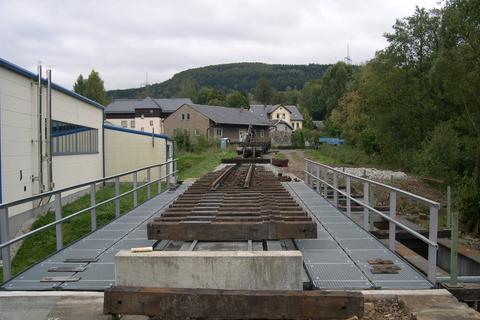 Das Gleis wird auf der Brücke montiert.