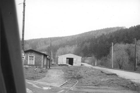 Während auf dem einstigen Bahnhofsgelände von Schmalzgrube eine Lagerhalle gebaut wird, scheint die Busabstellhalle neben der Laderampe in Vergessenheit geraten zu sein.