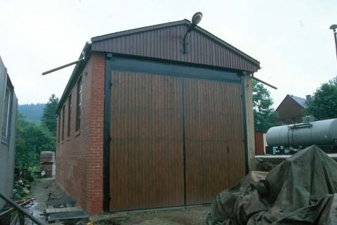 Mit neuem Dach und Lüftungsaufsatz zeigt sich die Wagenhalle in Schmalzgrube seit Juni 2000 weitaus gefälliger.