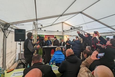 Unterzeichnung der „Oberschmiedeberger Erklärung“