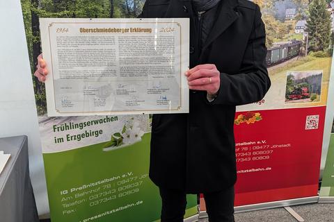Stephan Schreier, EBL des EVU Preßnitztalbahn, hält die unterschriebene „Oberschmiedeberger Erklärung“ in seinen Händen.