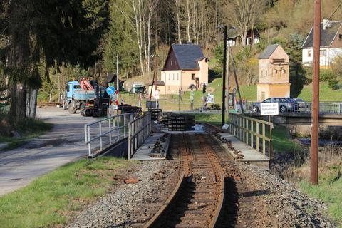 Die Brückenbalken der Brücke 19,017 werden im Zuge der Streckensanierungsarbeiten zwischen Schmalzgrube und Jöhstadt (Projekt 2017-2019) nicht erneuert, aber das Streckengleis davor und danach. Direkt auf den Brückenwiderlagern erfolgt der Einbau der neuen Schotterkästen, die die Schotterhaltung und Positionierung der Schwellen verbessern werden.