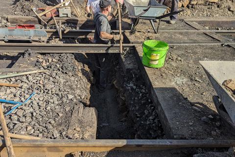Der Durchbruch zur Baugrube im Bahnsteig ist erfolgt, nach acht Stunden Arbeit ist der Quergraben ausgehoben.