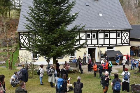 Auch an der alten „Dorfmühle“ von Grumbach mit seinen über 400 Jahren Geschichte gab es durch die Familie Partzsch viele interessante Neuigkeiten zu hören.