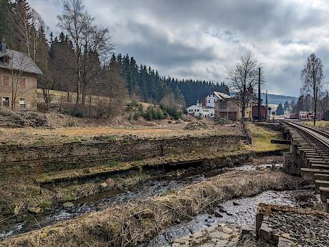 Diese Fläche der alten Fabrikanlage steht nun als Bauvorbereitungs- und Montagefläche zur Verfügung und vereinfacht die Abläufe, die vorher im Bereich des Bahnhofes Schlössel vorgesehen waren.