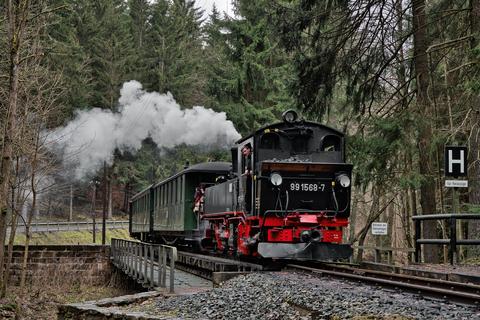 Der Zug mit der IV K 99 1568-7 fährt talwärts in den Haltepunkt Stolln ein.