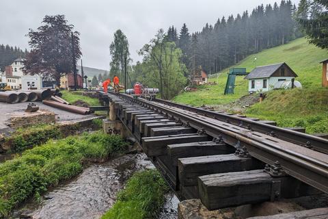 Bei strömendem Regen wird das Gleis auf der Brücke gelöst.