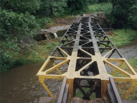 Das Auftragen von Rostschutzfarbe auf dem oberen Brückenüberbau wurde begonnen.