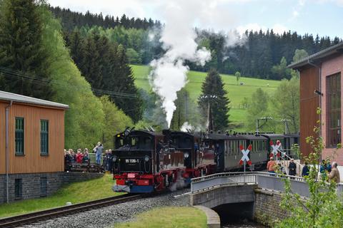 Ein Zug mit Doppel-IVK auf dem Weg Richtung Steinbach.