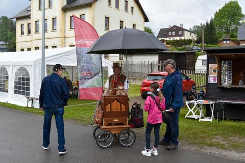Der Leierkastenmann mit großem Schirm in Steinbach