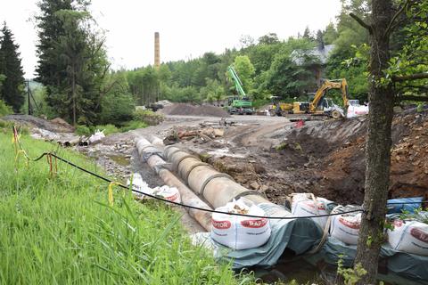 Mit den vergangene Woche angelieferten Betonrohren wurde die Wasserhaltung erweitert, so dass die Baustelle nun weitgehend trockengelegt ist.