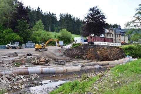 Blick auf das Jöhstädter Widerlager. Nun muss die Baugrube für das neue Widerlager noch weiter in die Tiefe getrieben werden.