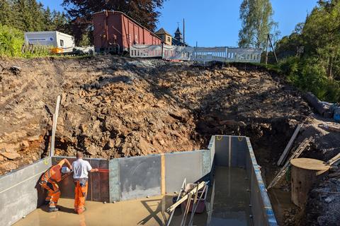 Auf der am vorangegangenen Freitag eingebrachten Trennschicht wurde nun die Schalung für das Fundament des neuen Jöhstädter Widerlagers aufgebaut.