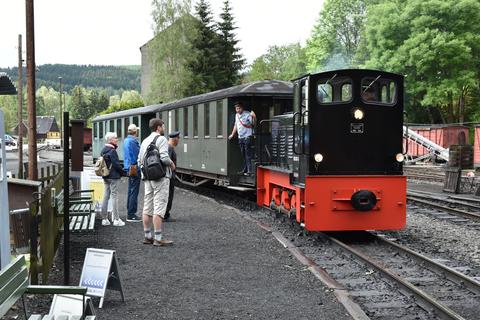 Der Pendelzug zwischen Jöhstadt und Schlössel mit Zwischenhalt an der Fahrzeughalle steht am Bahnsteig in Jöhstadt bereit.