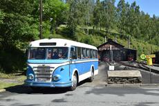 Für die Fahrgäste nach Steinbach steht an der Wendeschleife der historische Ersatzbus bis Schmalzgrube bereit.