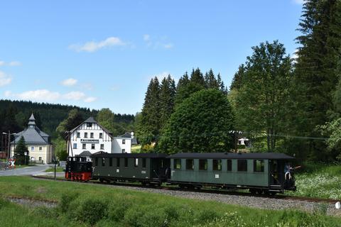 Der Pendelzug auf der Rückfahrt von Schlössel nach Jöhstadt.