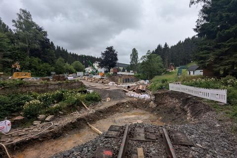 Im Vordergrund die Baugrube auf Wolkensteiner Seite, im Hintergrund der Bahnhof Schlössel.