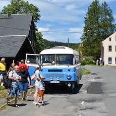 Nach Ankunft in Schmalzgrube steigen die Reisenden in den bereitstehenden Dampfzug um.