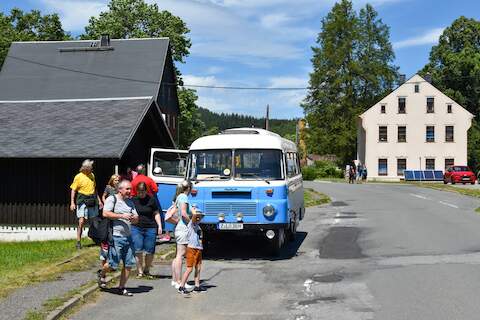 Nach Ankunft in Schmalzgrube steigen die Reisenden in den bereitstehenden Dampfzug um.