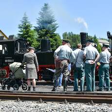 Viele Uniformträger beim 14. Jöhstädter Oldtimerfest auf dem Bahnsteig in Steinbach.