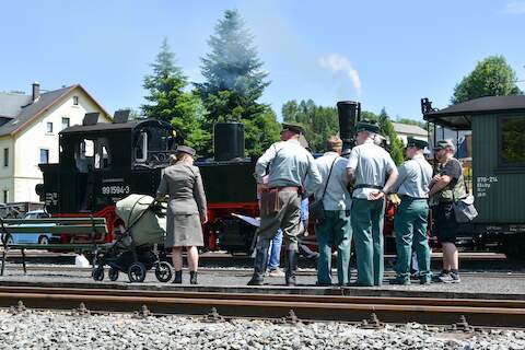 Viele Uniformträger beim 14. Jöhstädter Oldtimerfest auf dem Bahnsteig in Steinbach.