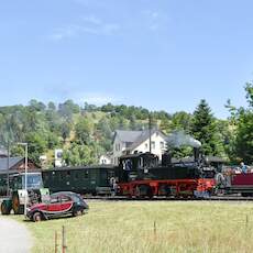 Rings um den Bahnhof Steinbach waren die Oldtimer verteilt.