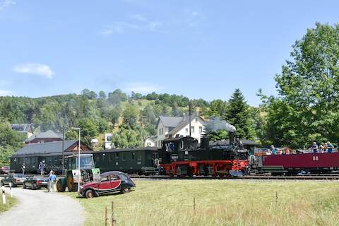 Rings um den Bahnhof Steinbach waren die Oldtimer verteilt.