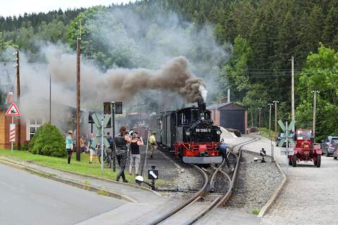 Immer wieder ein beliebtes Fotomotiv ist die Abfahrt des Zuges in Schmalzgrube in Richtung Jöhstadt.