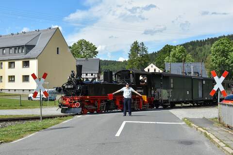 Heute doppelt beflaggter Bahnübergangssicherungsposten im Einsatz.