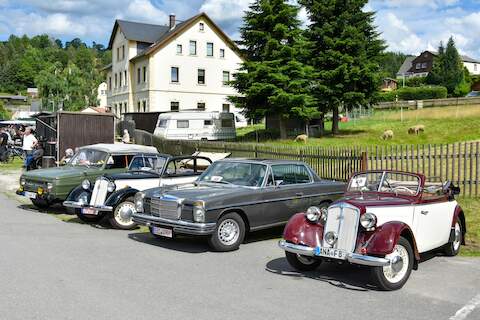 Ein Querschnitt durch mehrere Jahrzehnte - Personenkraftwagen beim 14. Jöhstädter Oldtimerfest.