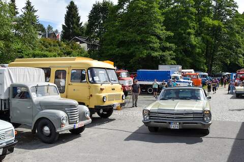 Zahlreiche Kontrastpunkte mit Oldtimern aus Ost und West konnten auf der Ladestraße besichtigt werden.