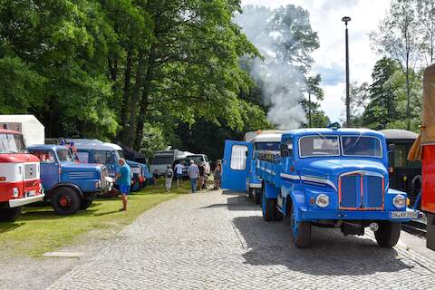 Keine Sorge, da brennt kein Gast des 14. Jöhstädter Oldtimerfestes, da nimmt die Lok im Hintergrund nur gerade Kohlen auf.