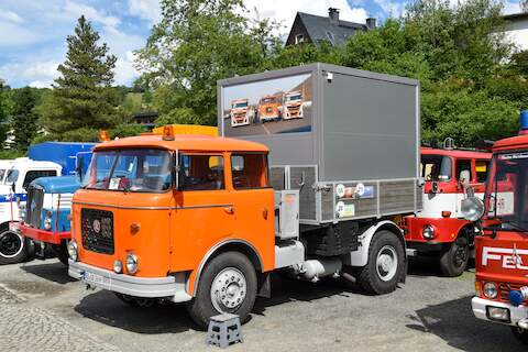 Eine orange Skoada-Zugmaschine beim 14. Jöhstädter Oldtimerfest.